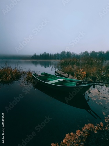 Obraz na płótnie boat on the lake w salonie