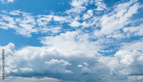 Aufziehende, mächtige Schauerwolken vor blauem Himmel 