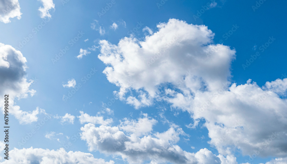 Fototapeta premium Blauer Himmel mit Cumuluswolken