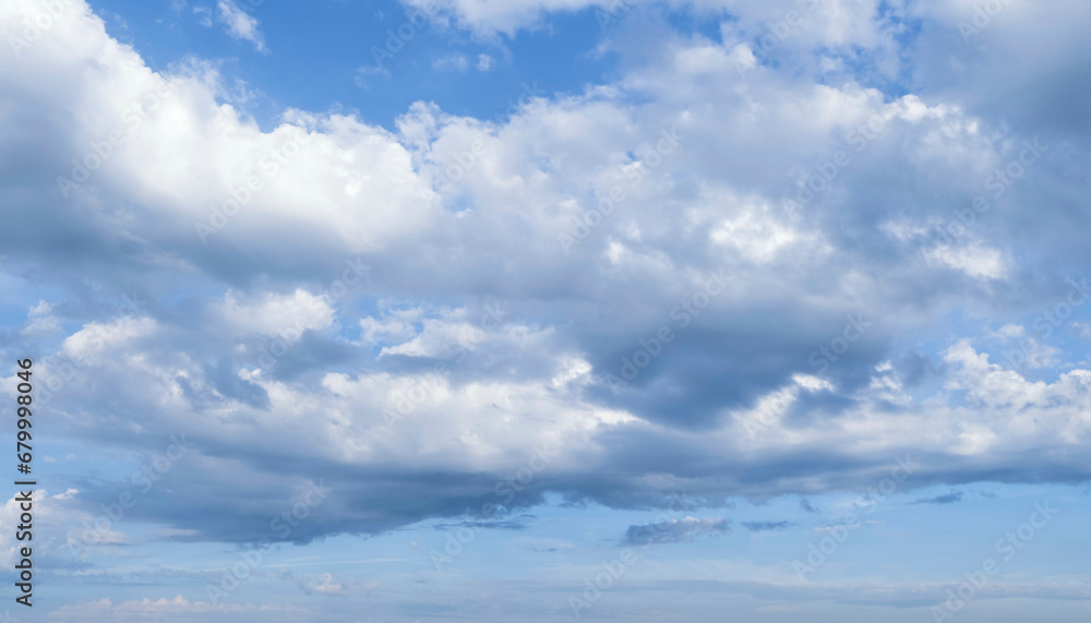 Blauer Himmel mit größeren Quellwolken Blauer Himmel mit größeren Quellwolken