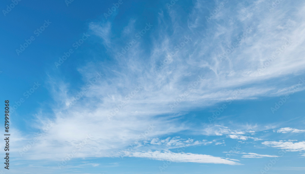 Hohe und mittelhohe Cirrusbewölkung am blauen Himmel
