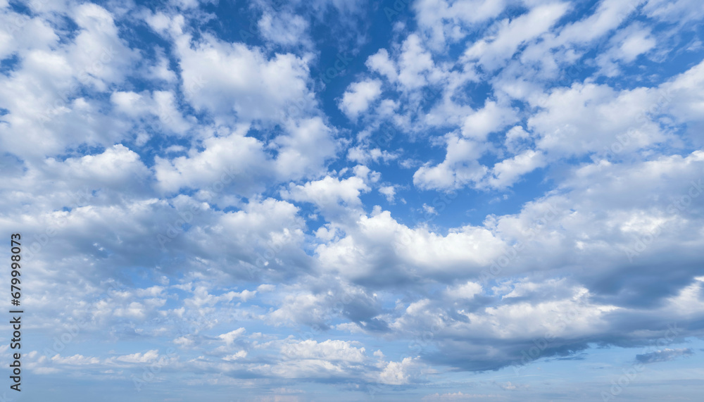 Heiterer blauer Himmel mit unterschiedlicher Cumulus-Bewölkung