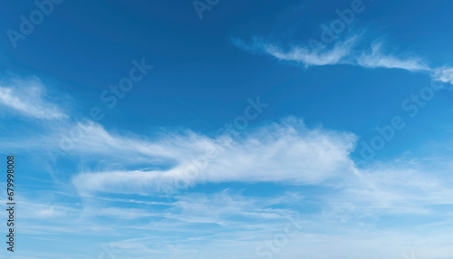 Hohe, lockere Wolkenfelder am blauem Himmel, cirrusartige Bewölkung photo