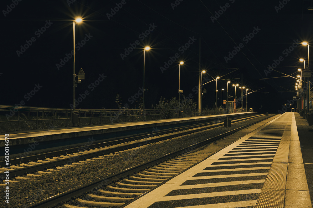 Bahn - Bahnhof - Nacht - Zug - Bahnsteig - Laternen - Train Station - Night - Railway - Empty - Lantern