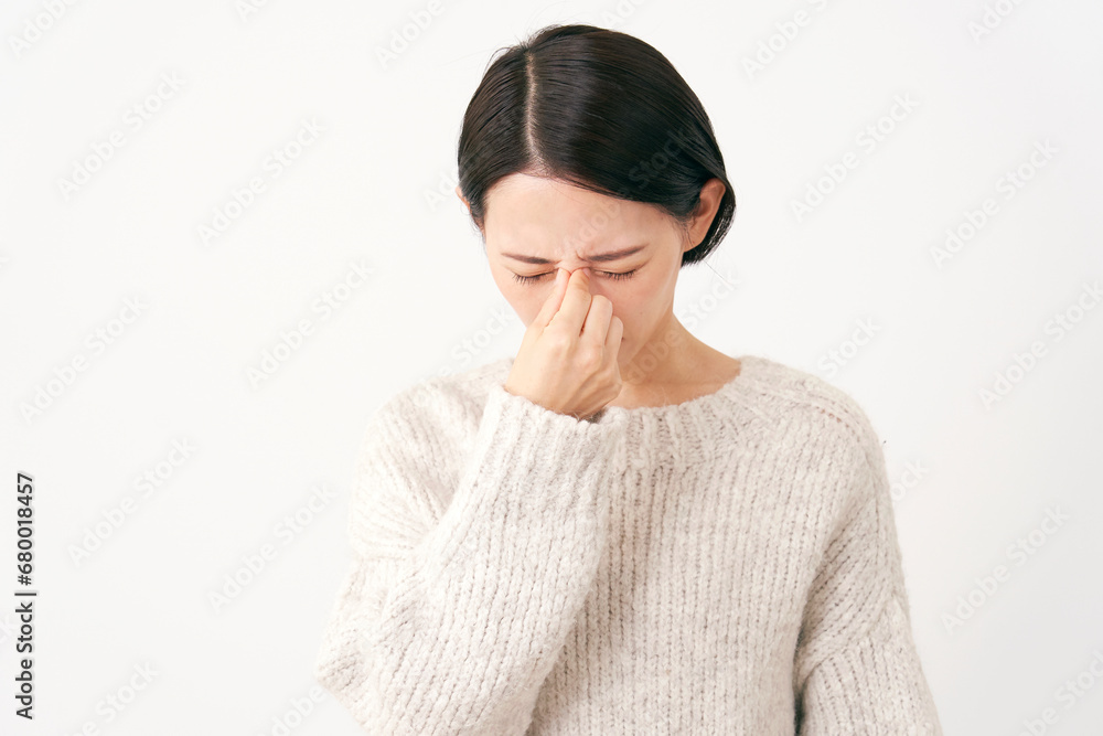 眼精疲労のミドルエイジの女性　白背景
