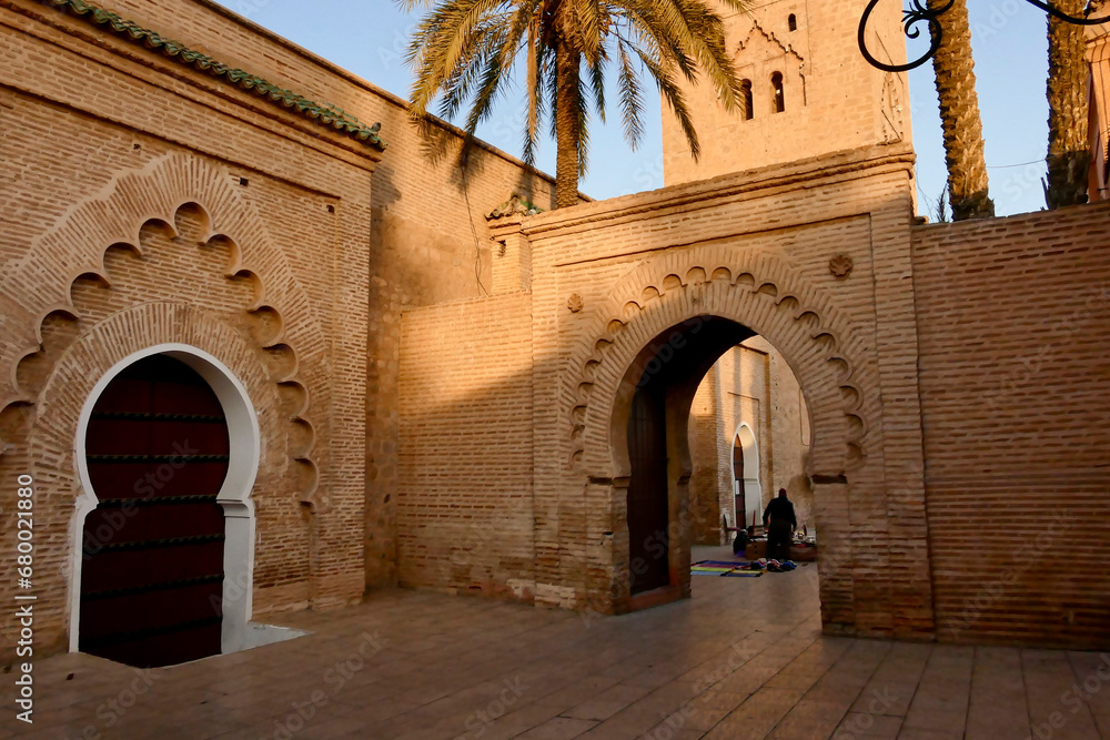 Il minareto della moschea Al Koutoubia nella Medina di Marrakech vicino a piazza Jemaa el-Fnaa
