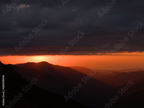 夕陽が山に沈む