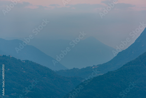 Fototapeta Naklejka Na Ścianę i Meble -  Berge im Nebel