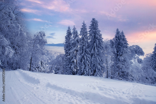 Fototapeta Naklejka Na Ścianę i Meble -  Górzysty krajobraz zimowy, biały śnieg, Beskidy