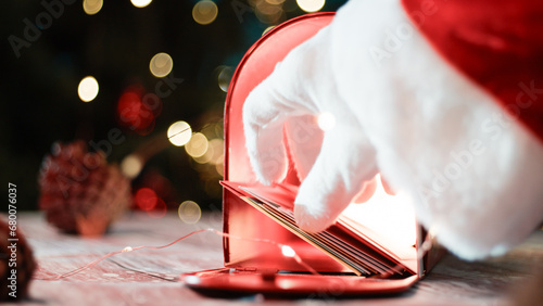 Foto santa letterbox full of Christmas letters