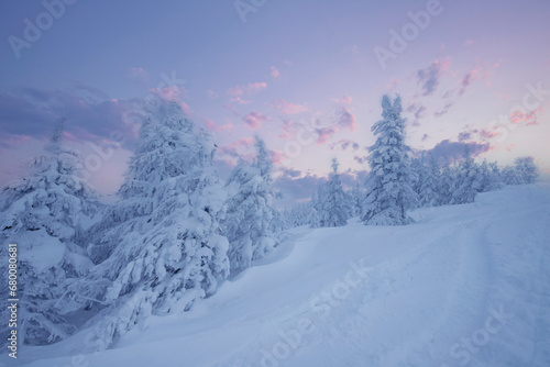 Górzysty krajobraz zimowy, biały śnieg, Beskidy © anettastar