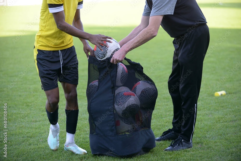 le ramassage des ballons sur le terrain au football le ramassage des ballons sur le terrain au football