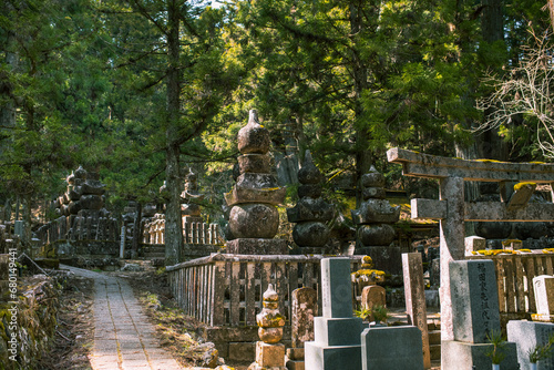 Friedhof Oku-no-in auf Berg K  ya mit Gr  bern in Japan am Tag