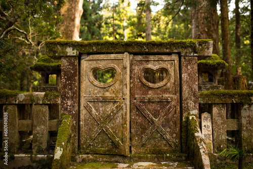Tor auf japanischem Friedhof mit Herzen am Tag im Wald photo