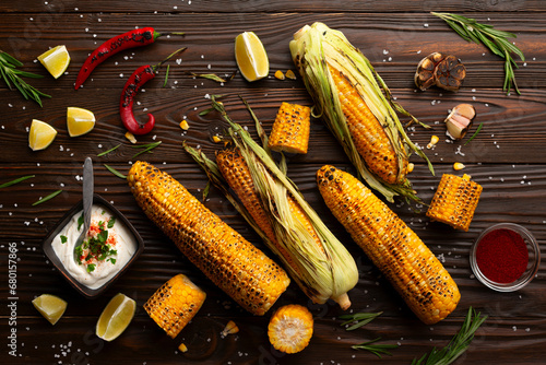 Obraz na płótnie Grilled corn on the cob on kitchen table flat lay background w salonie