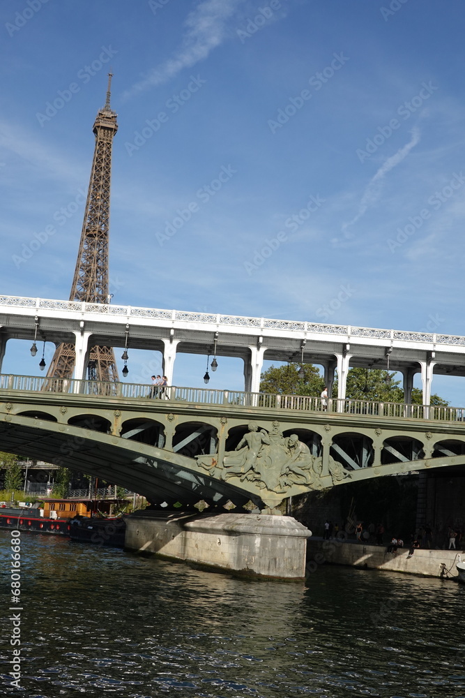 Fototapeta premium Pont de Bir-Hakeim et Tour Eiffel vus de la Seine
