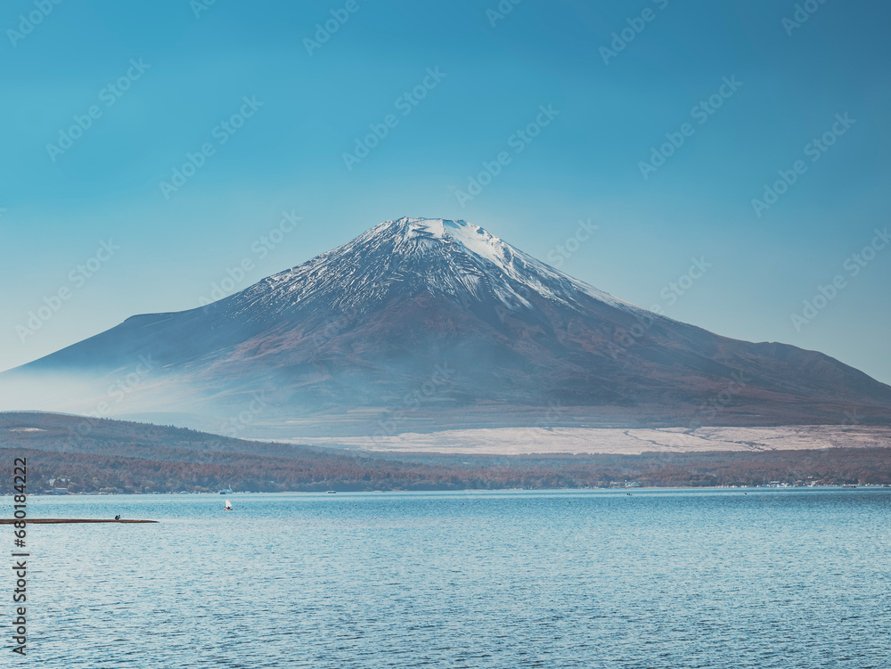 山梨県にある富士五湖の1つ山中湖と富士山