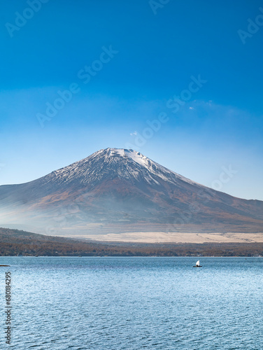 山梨県にある富士五湖の1つ山中湖と富士山