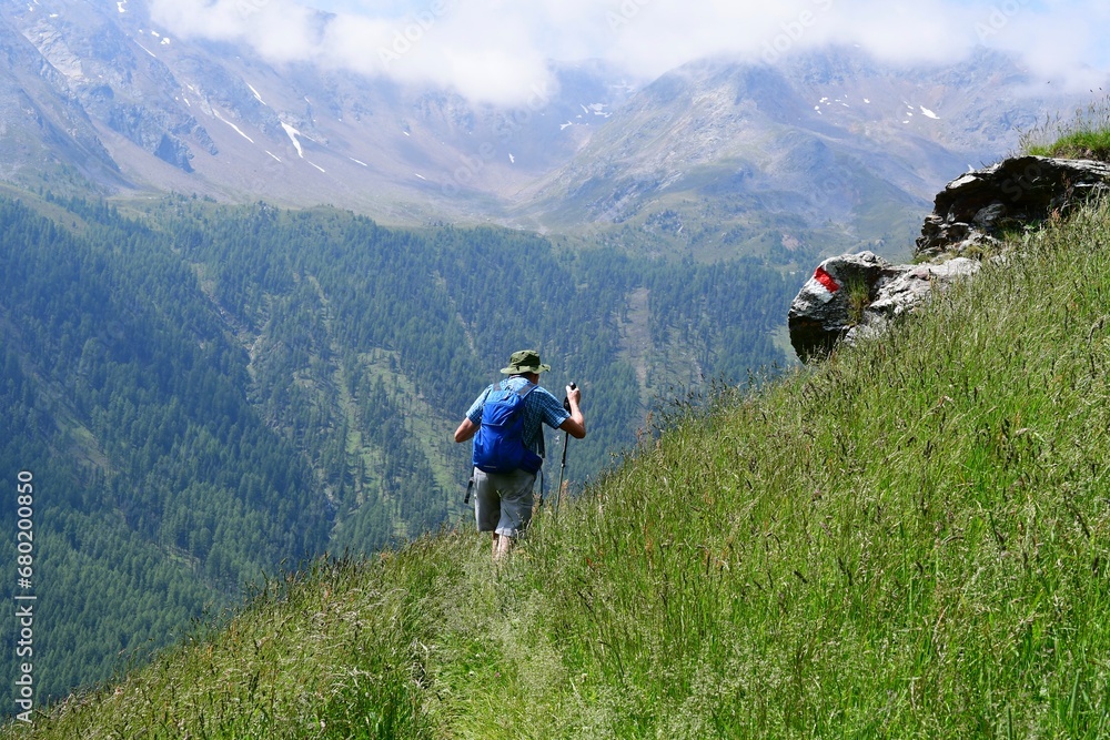 Mann wandert im Schnalstal in Südtirol 