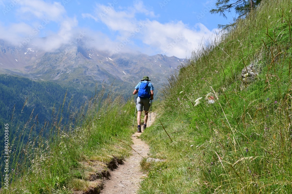 Mann wandert im Schnalstal in Südtirol 