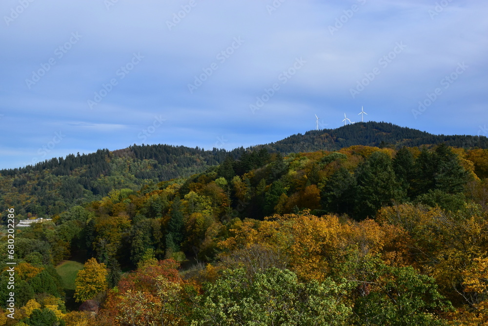 Windräder über dem Freiburger Herbstwald