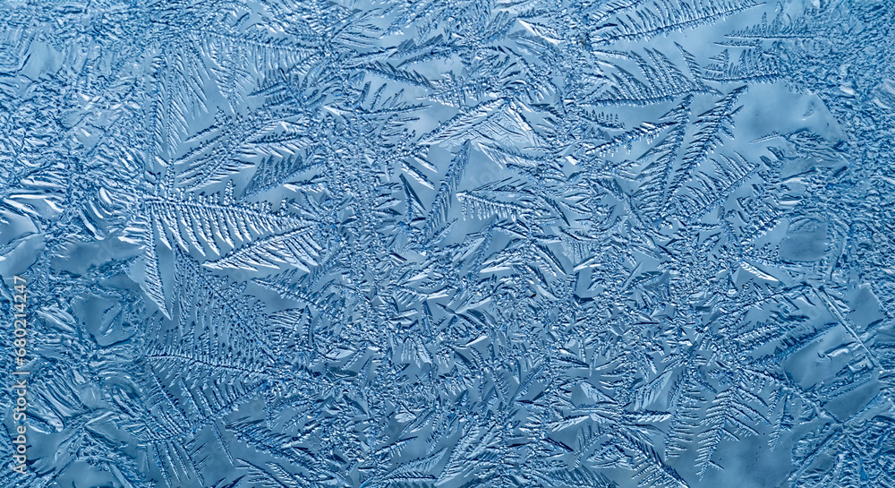 Ice crystals in the detail on a window glass in winter time Stock 写真 ...