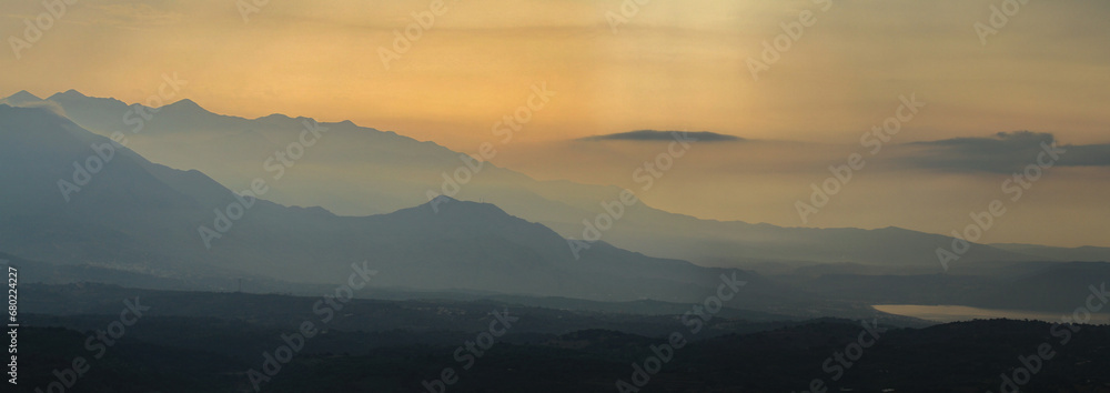 Coucher de soleil sur les montagnes de Crète - Panoramique