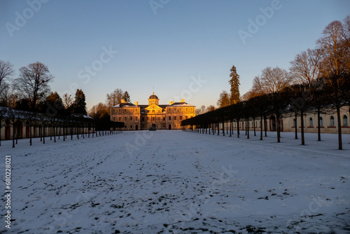 Schloss Favorite Foerch mit Schnee im Sonnenuntergang