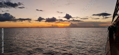 Pôr-do-sol na cidade com vista da água.