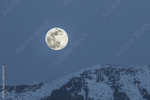 Lune sur monts enneigés