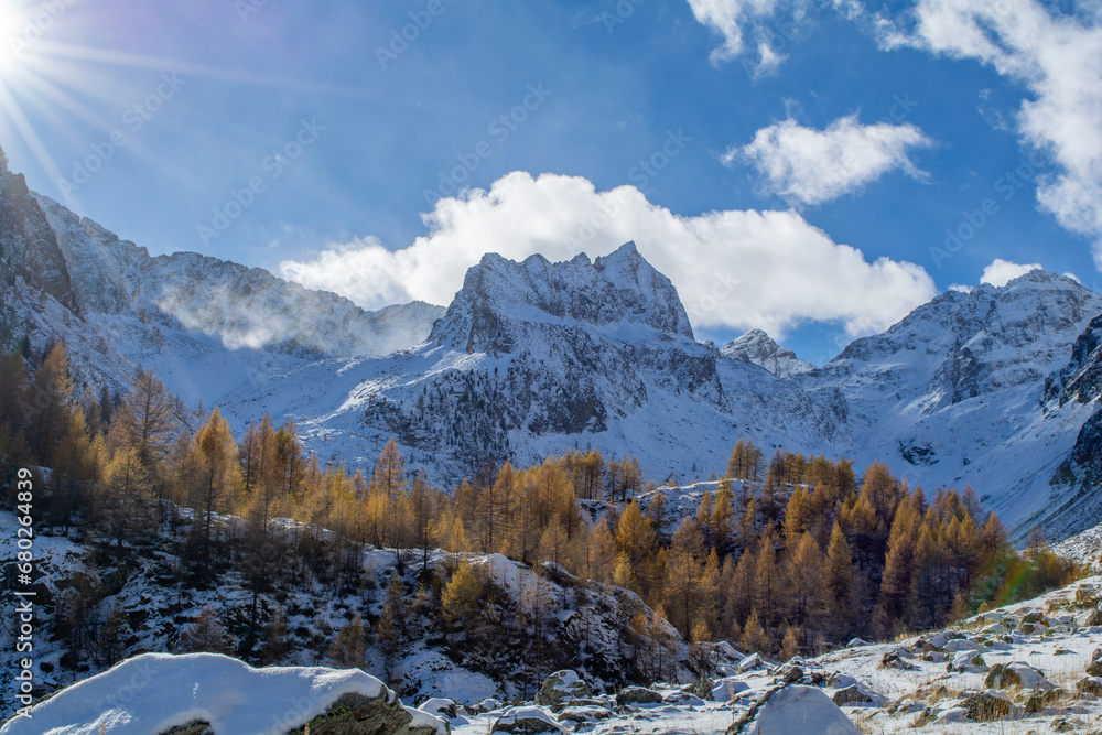La neve, le cascate ed i larici color oro verso il rifugio Migliorero