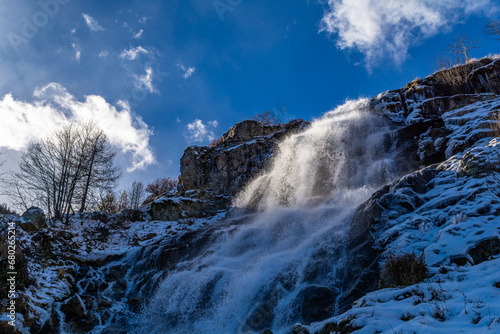 La neve, le cascate ed i larici color oro verso il rifugio Migliorero © alessandrogiam