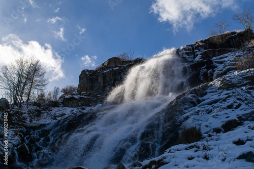 La neve, le cascate ed i larici color oro verso il rifugio Migliorero