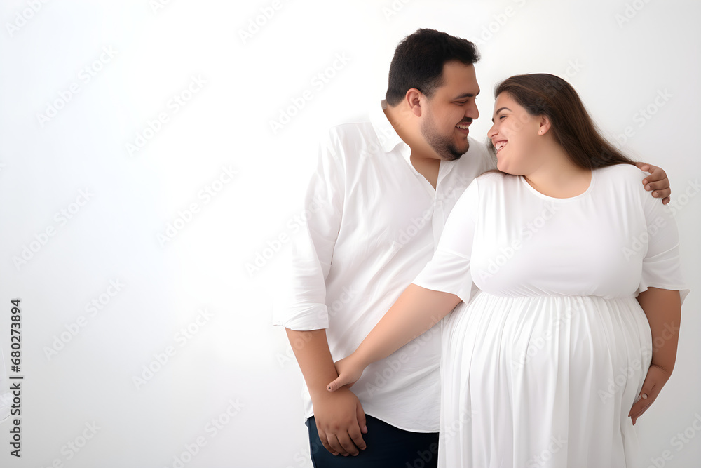 La imagen captura la dulzura y la anticipación de la vida en familia, presentando a una pareja radiante. Ella, embarazada, irradia una luminosidad especial. La imagen captura la dulzura y la anticipación de la vida en familia, presentando a una pareja radiante. Ella, embarazada, irradia una luminosidad especial.