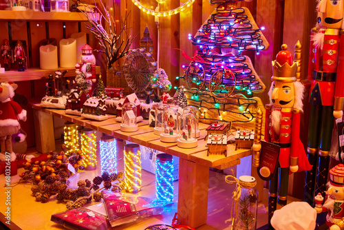 Christmas showcase. Electrical appliance store © Darya Lavinskaya