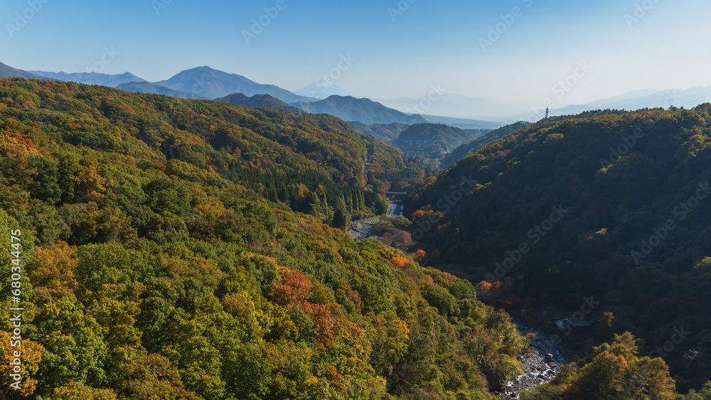 富士山方面をバックにした秋の渓谷【八ヶ岳高原大橋】日本山梨県北杜市