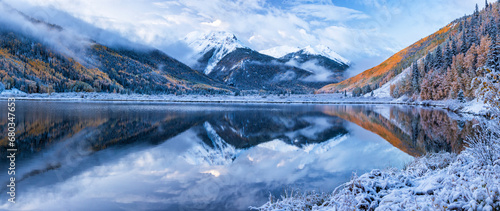 Fototapeta Naklejka Na Ścianę i Meble -  Autumn to Winter on Crystal Lake
