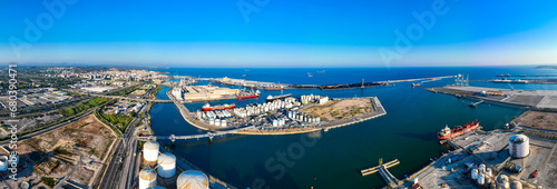 Obraz na płótnie Aerial voew of the port of Tarragona, (Port de Tarragona), one of the largest seaports of Spain w salonie