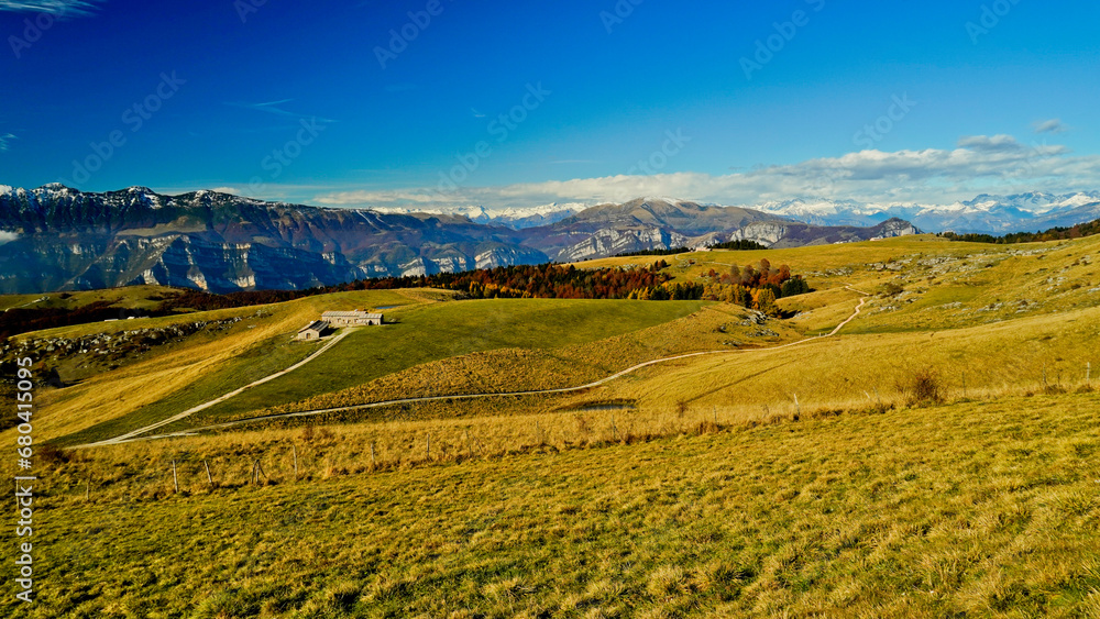 Altopiano di Lessinia. Panorama autunnale sui pascoli e le malghe. Provincia di Verona.Veneto, Italia