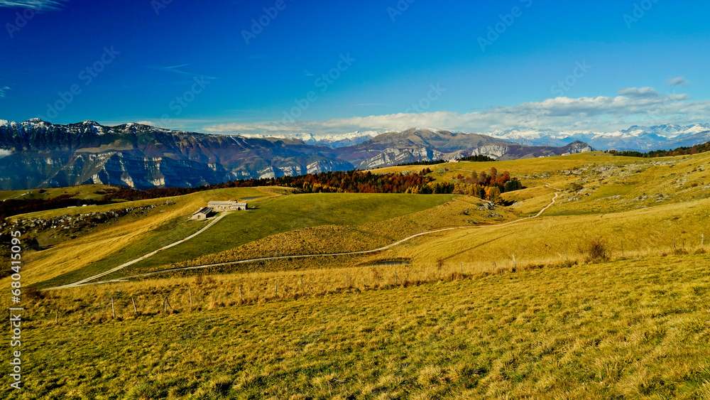 Altopiano di Lessinia. Panorama autunnale sui pascoli e le malghe. Provincia di Verona.Veneto, Italia Altopiano di Lessinia. Panorama autunnale sui pascoli e le malghe. Provincia di Verona.Veneto, Italia