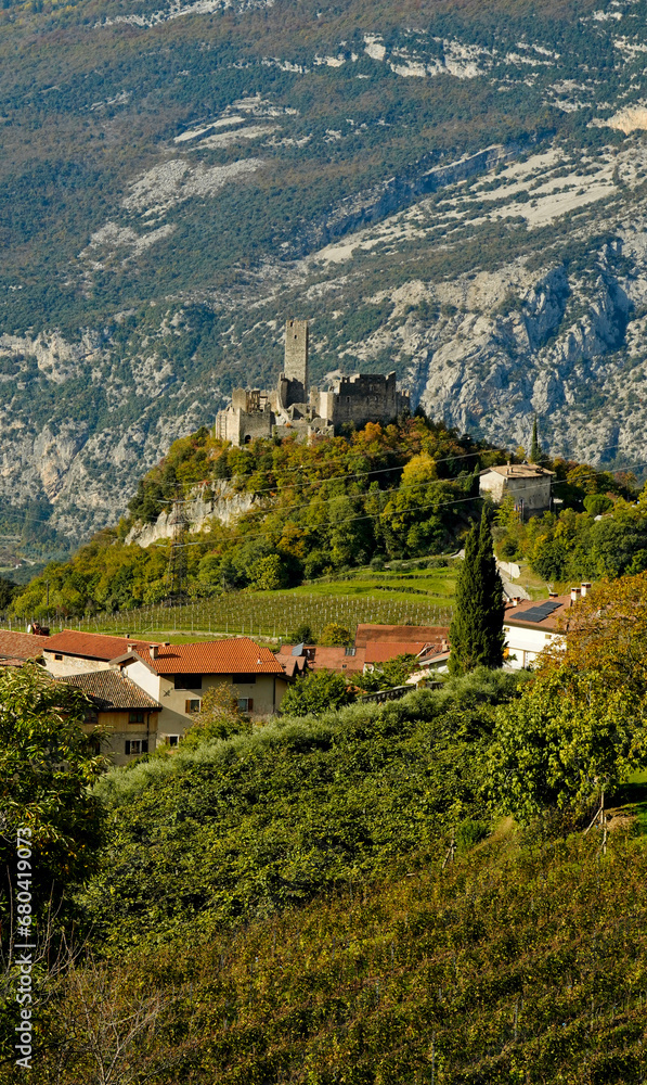 Castello di Drena.Panorama autunnale. Provincia di Trento. Trentino Alto Adige, Italia