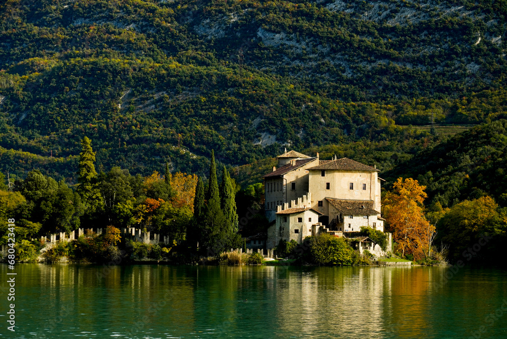 Il castello e il Lago di Toblino. Panorama autunnale. Provincia di Trento. Trentino Alto Adige, Italia