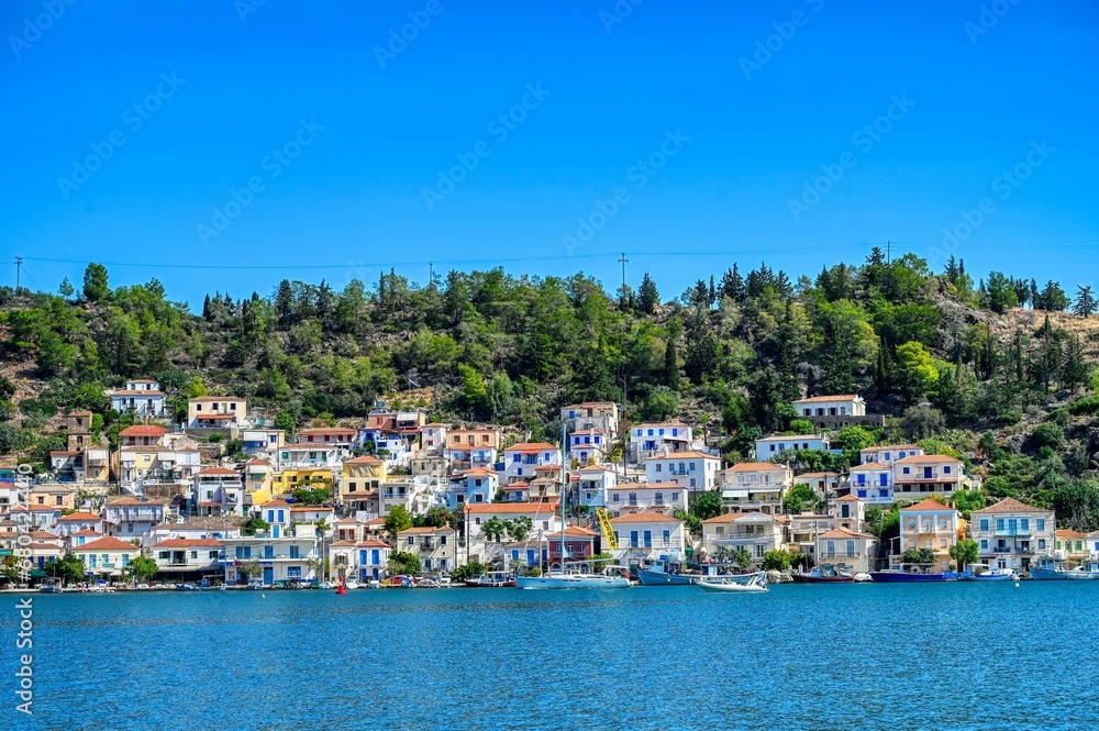 Häuserfront am Bay von Galatas (Peloponnes)