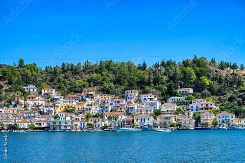 Häuserfront am Bay von Galatas (Peloponnes)