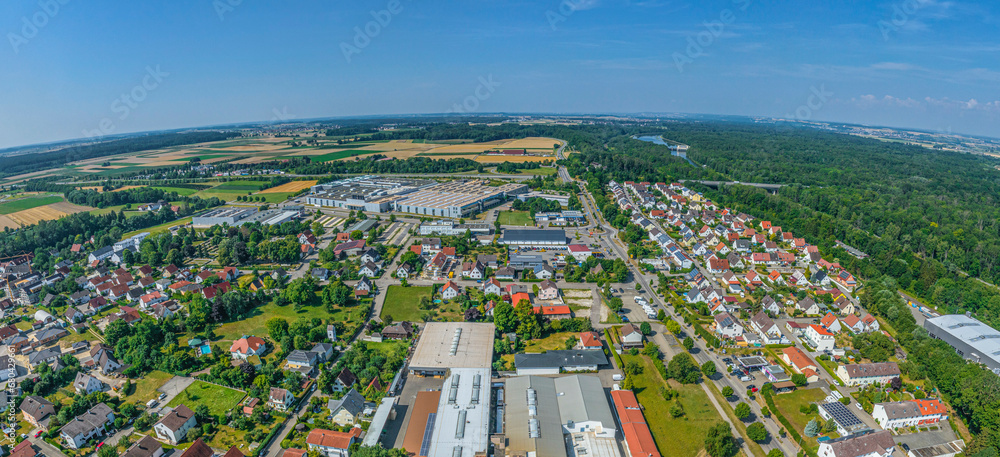 Leipheim im Kreis Günburg in Schwaben im Luftbild, Blick nach Westen über das Gewerbegiet an der A8
