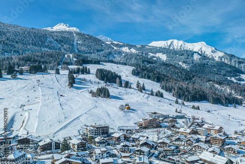 Winter im Tiroler Au  erfern  Blick   ber Lermoos zum Skigebiet am Grubigstein 