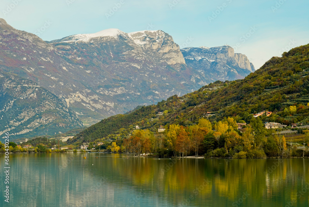 Lago di Cavedine. Panorama autunnale. Provincia di Trento. Trentino Alto Adige, Italia
