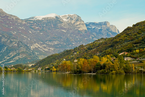 Lago di Cavedine. Panorama autunnale. Provincia di Trento. Trentino Alto Adige, Italia