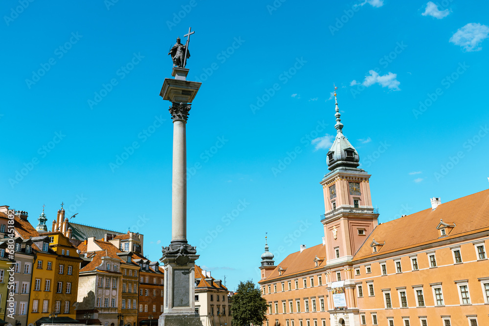 Obraz premium Old town in Warsaw, Poland. The Royal Castle and Sigismund's Column called Kolumna Zygmunta. Traveling Europe