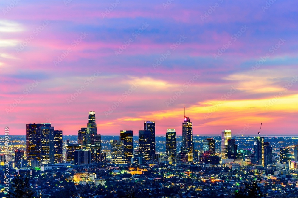 Obraz premium 4K Image: Los Angeles Skyline During Twilight with Setting Sun - Urban Sunset View
